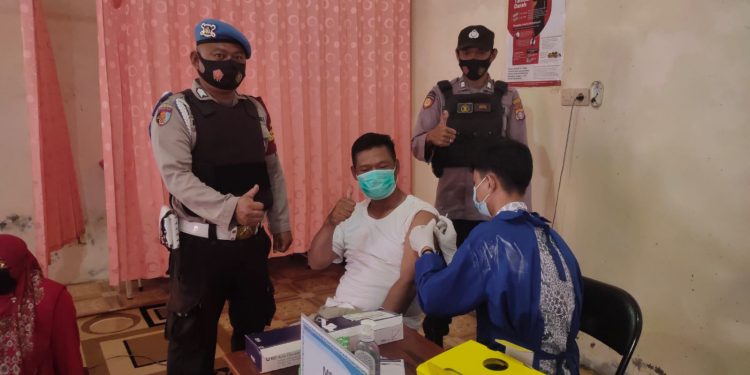 Personil Polsek Hanau Kawal dan Amankan Vaksinasi Covid-19