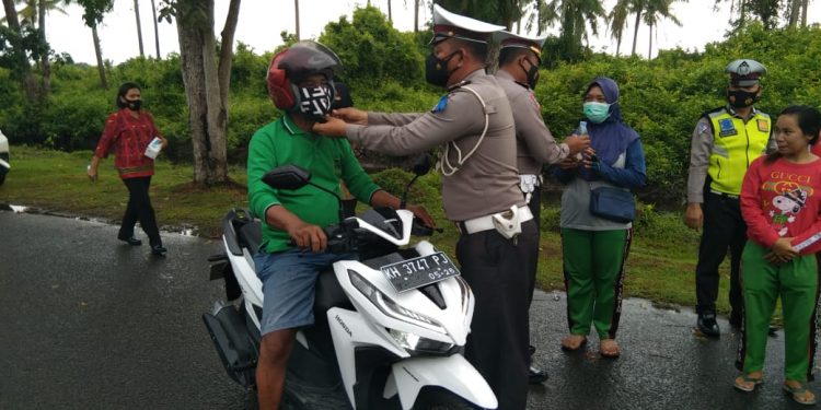 Polres Seruyan Pastikan Tali Helm Pengendara Kendaraan Berbunyi “Klik”