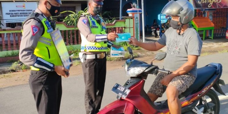 Sat Lantas Polres Seruyan Bagi Masker Untuk Masyarakat