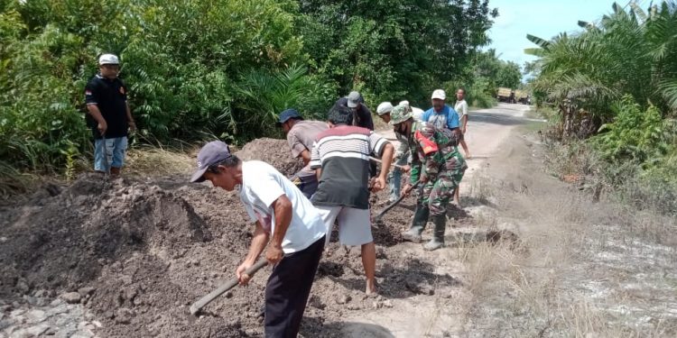 Pasca Banjir Warga Gotong Royong Perbaiki Jalan Rusak