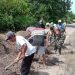 Pasca Banjir Warga Gotong Royong Perbaiki Jalan Rusak