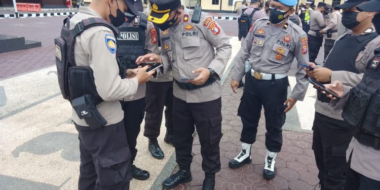 Wakapolres Seruyan Razia Penggunaan Medsos Handphone Anggota