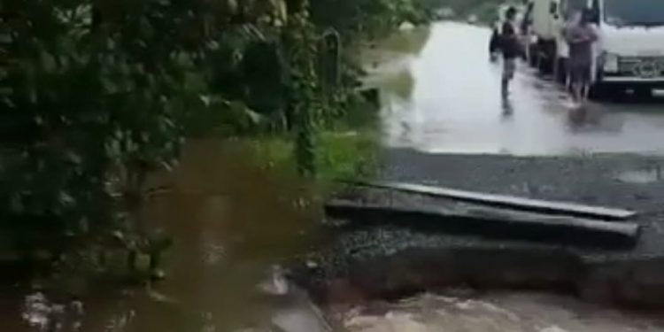 Gorong-gorong di Km 1 Jalan Kasongan-Kereng Pangi Jebol