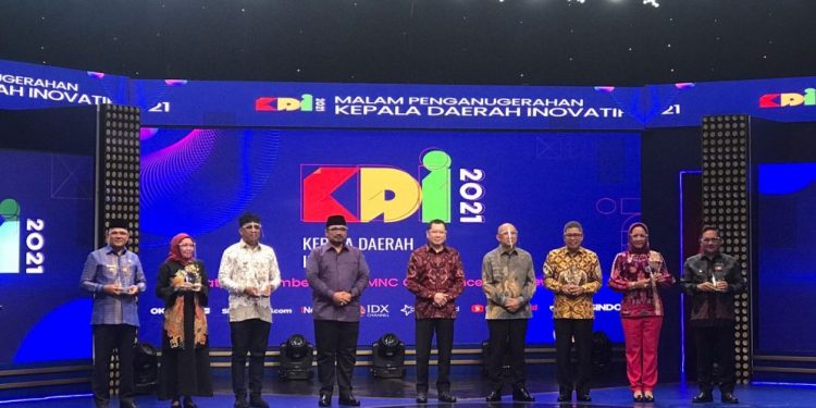 Walikota Palangka Raya Menerima Penghargaan Kategori Kesehatan