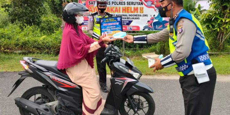 Sat Lantas Polres Seruyan Bagi Masker Untuk Pengguna Jalan