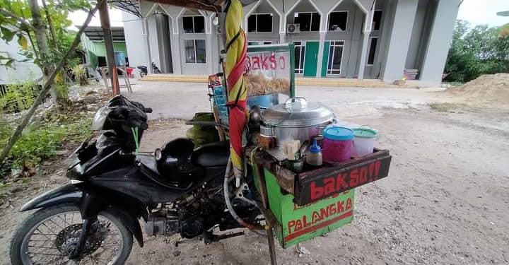 Sempat Numpang Pipis Penjual Pentol Tinggalkan Motor di Halaman Masjid