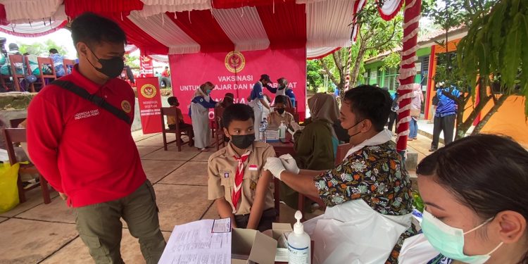 BIN Daerah Kalteng Vaksin Ribuan Pelajar di Kecamatan Parenggean Kabupaten Kotim