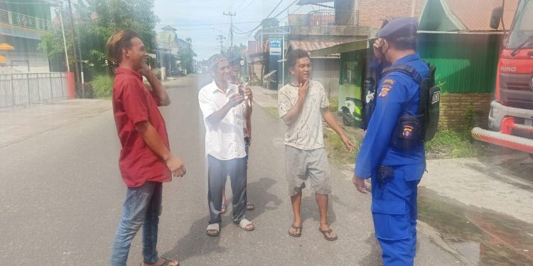 Satpolairud Polres Seruyan dengan Humanis Himbau Warga Patuhi Prokes