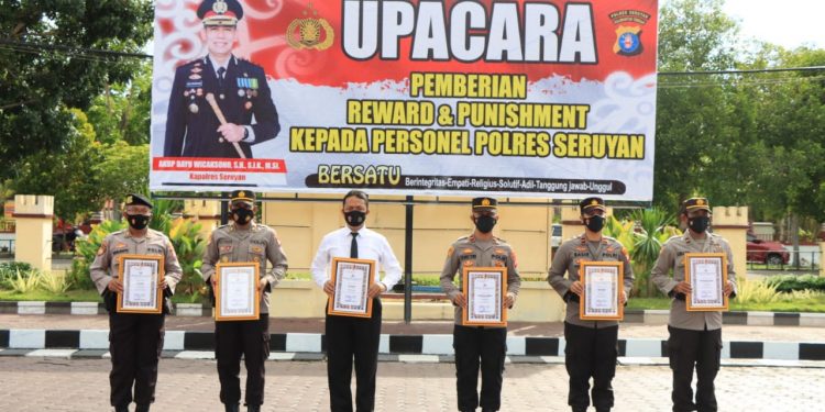 Kapolres Seruyan Memberikan Reward Kepada 6 Perwira Berprestasi