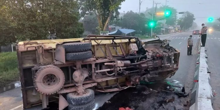 Lagi-lagi, Supir Truk Tabrak Road Barrier Jl Tjilik Riwut