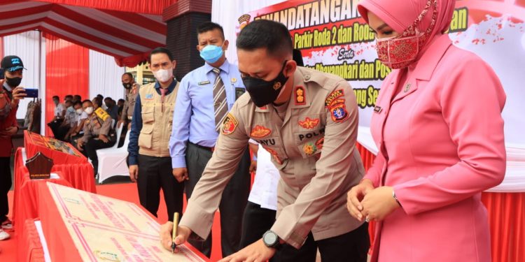 Kapolres Seruyan Tandatanganan Prasasti Sarana Parkir