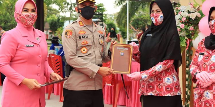 Kapolres Bersama Ketua Bhayangkari Berikan Tali Asih
