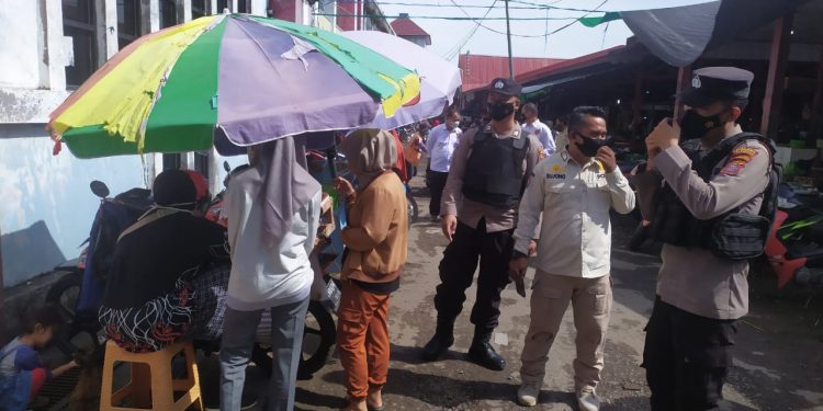 Tim Yustisi Polres Seruyan Berikan Himbauan Prokes Ke Warga Kuala Pembuang   