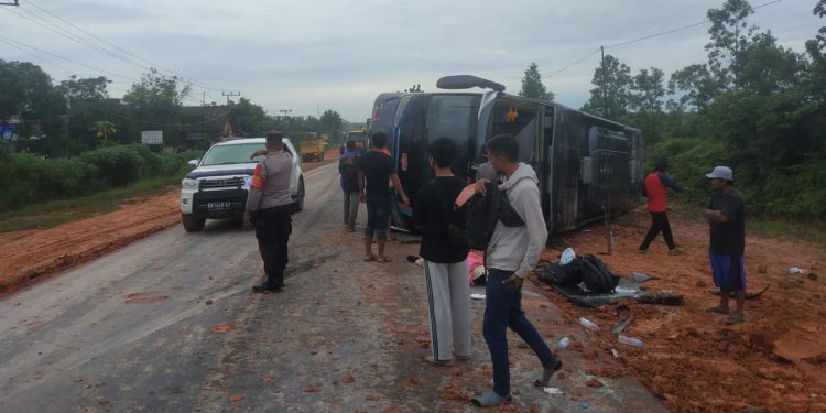BREAKING NEWS!!! Bus Logos Terguling di Pangkalan Lada, Dua Tewas