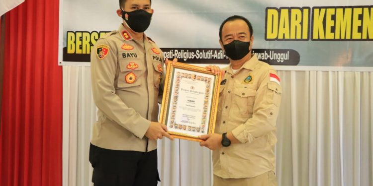 Kapolres Seruyan Memberikan Penghargaan Kepada Bupati Seruyan