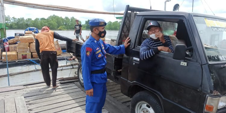 Personel Satpolairud Polres Seruyan Pantau Aktivitas Bongkar Muat di Dermaga