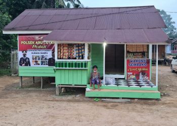 Polisi Peduli, Polsek Aruta Bantu Bedah Rumah Nenek Sebatang Kara