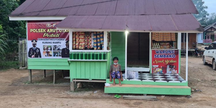 Polisi Peduli, Polsek Aruta Bantu Bedah Rumah Nenek Sebatang Kara
