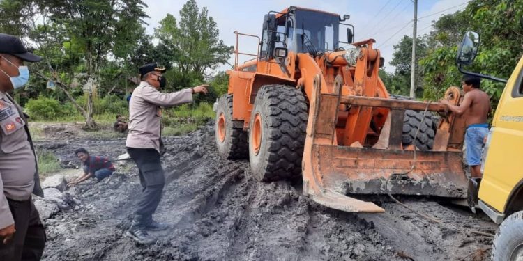 Pihak Terkait Tutup Mata, Kapolres Gunung Mas Turun Langsung Bersihkan Jalan Rusak