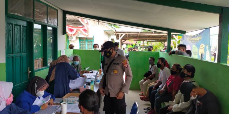 Polsek Danau Sembuluh Hadiri Kegiatan Vaksinasi di Puskesmas Terawan    