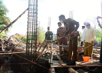 Wali Kota Palangka Raya Letakan Batu Pertama Mesjid Qalbun Salim