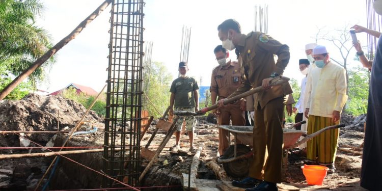 Wali Kota Palangka Raya Letakan Batu Pertama Mesjid Qalbun Salim