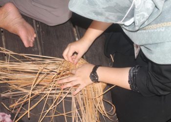 Siasat warga Palangka Raya mengakali kesulitan ekonomi di masa pandemi dengan membuat kerajinan anyaman rotan
