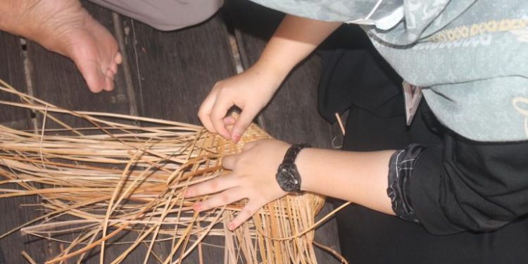 Siasat warga Palangka Raya mengakali kesulitan ekonomi di masa pandemi dengan membuat kerajinan anyaman rotan