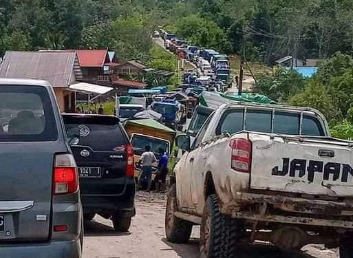 Jalan Hancur, Truk Bertonase Besar Bebas Lalu Lalang
