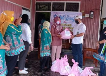 Guru PAUD Salurkan Sembako ke Warga Mendawa