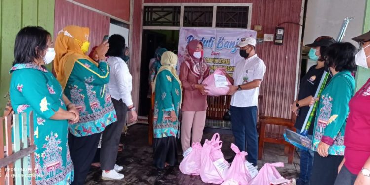 Guru PAUD Salurkan Sembako ke Warga Mendawa