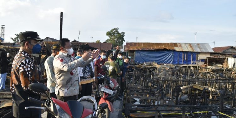 Wagub Kalteng Serahkan Bantuan Kepada 35 KK Korban Kebakaran Komplek Puntun