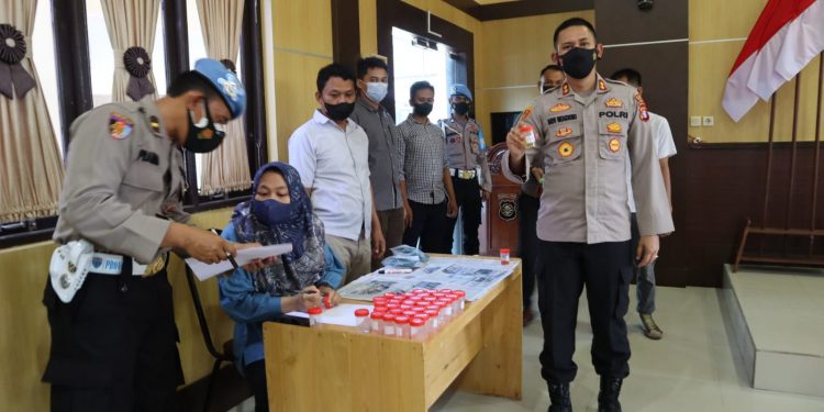 Kapolres Seruyan Pantau Test Urine Anggota Polres Seruyan