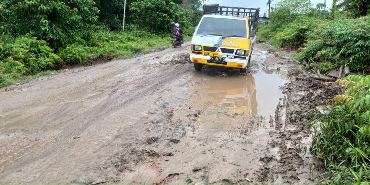 Akses Jalan Rusak Sangat Mengganggu Perekonomian Masyarakat