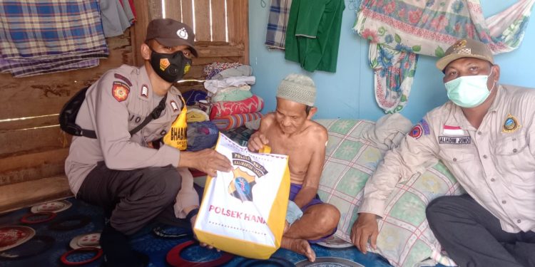 Polisi Bantu Nakes Jemput Bola Vaksinasi Lansia di Kecamatan Hanau