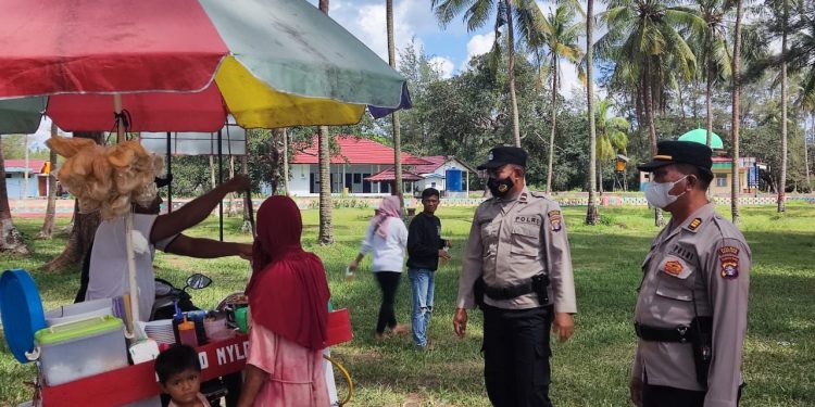 Personil Sat Binmas Sambang Kamtibmas di Objek Wisata Sei Bakau