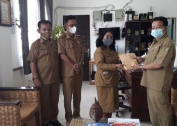 Disdukcapil Serahkan KIA Kepada Siswa SMPN 4 Palangka Raya