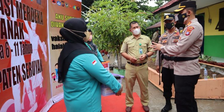 Kapolres Seruyan Semangati Nakes Saat Pelaksanaan Vaksinasi Anak
