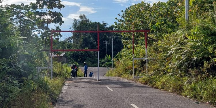 Antisipasi Kerusakan Jalan, Warga Pasang Portal di Jalan Gajah Mada