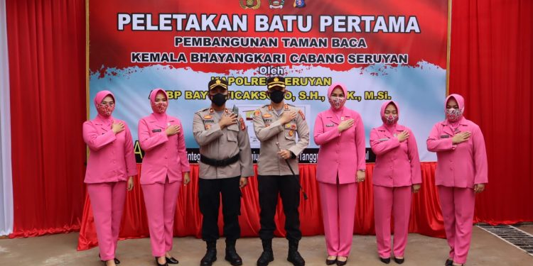 Kapolres dan Ketua Bhayangkari Cabang Seruyan Foto Bersama