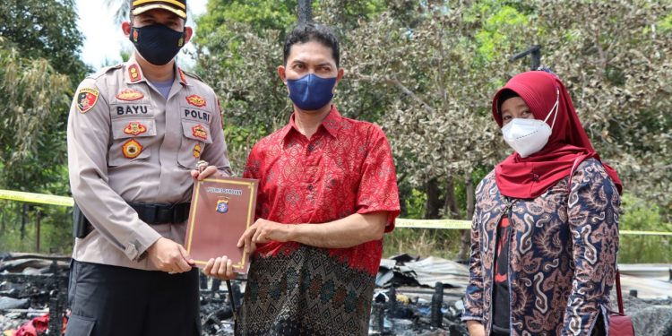 Kapolres Seruyan Bagikan Tali Asih Kepada Korban Kebakaran
