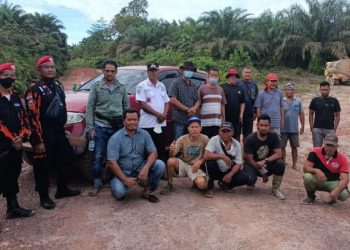 Petani dan Kades Pundu Portal Jalan ex Mentaya Kalang Km 14