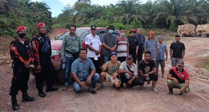 Petani dan Kades Pundu Portal Jalan ex Mentaya Kalang Km 14