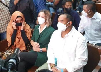 Hakim Vonis Pidana 1 Tahun Nia Ramadhani dan Ardi Bakrie