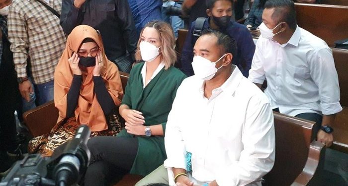 Hakim Vonis Pidana 1 Tahun Nia Ramadhani dan Ardi Bakrie