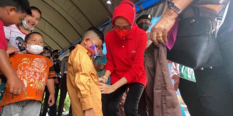 Ivo Sugianto Sabran Bantu Baju Seragam dan Peralatan Sekolah Bagi Anak-Anak Korban Kebakaran Puntun
