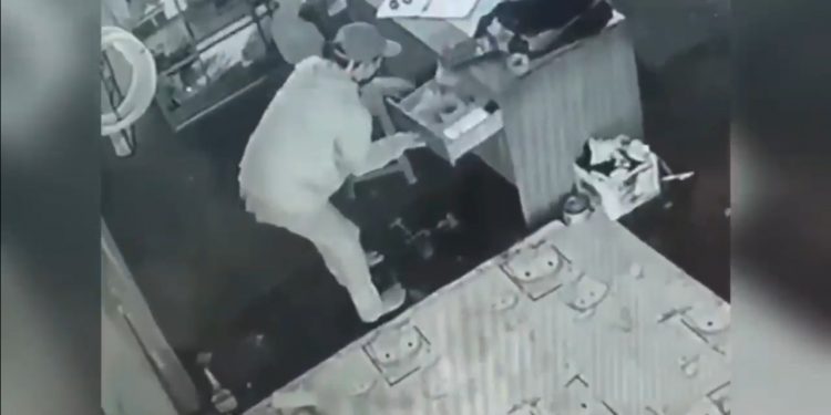 Aksi Pencurian Bobol Toko di Sampit Terekam CCTV