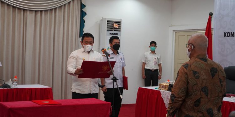 Atas nama Gubernur Kalteng, Wagub Lantik Komisaris Utama PT. Bank Kalteng Periode 2022-2026