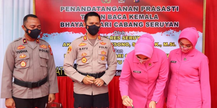 Penandatanganan Prasasti Taman Baca Kemala Bhayangkari Cabang Seruyan