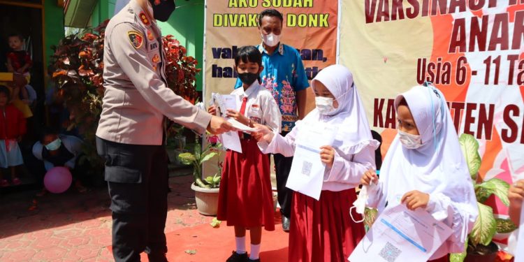 Kapolres Seruyan Bagikan Masker Kepada Murid SDN 1 Desa Sungai Undang
